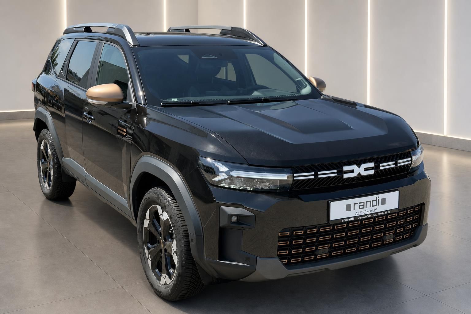 Dacia Bigster schwarz Frontansicht seitlich im Autohaus Showroom