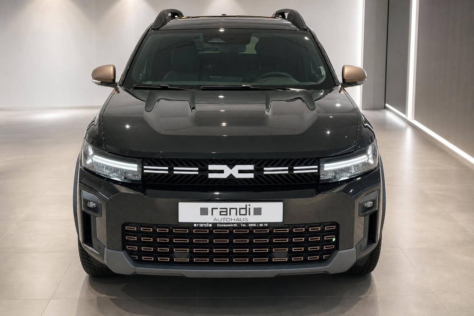 Dacia Bigster schwarz SUV Frontansicht direkt im Showroom