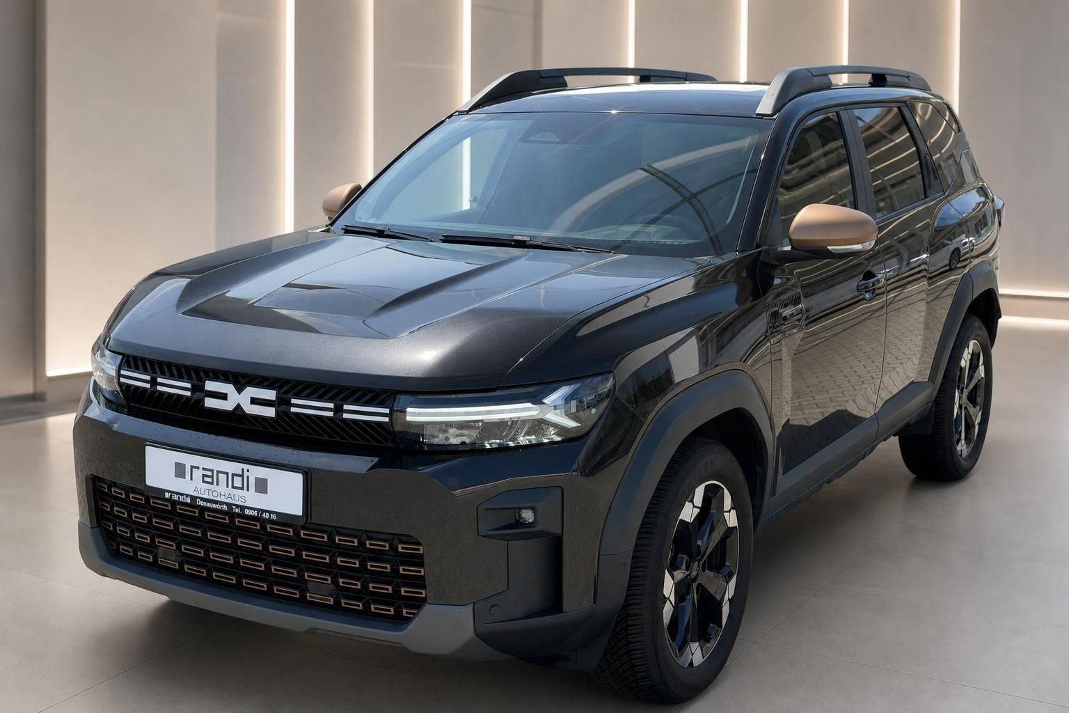 Dacia Bigster schwarz SUV Frontansicht schraeg im Autohaus
