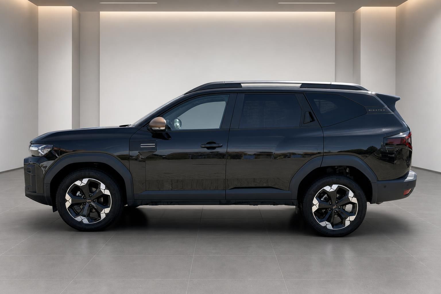 Dacia Bigster schwarz SUV Seitenansicht im Showroom