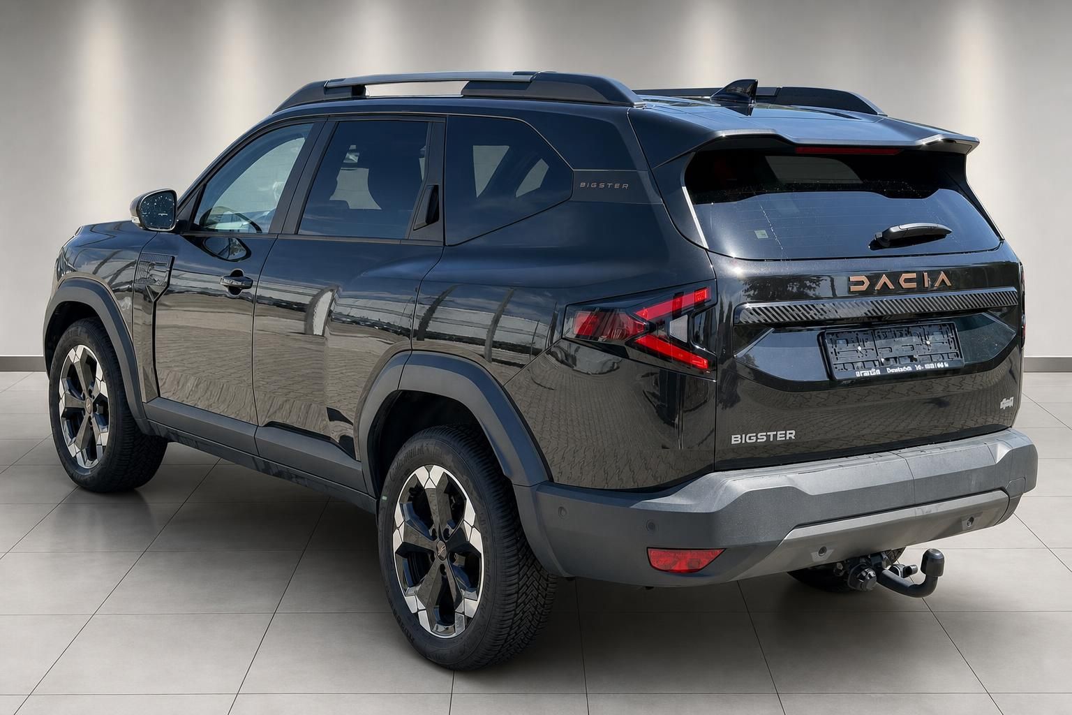 Dacia Bigster 4x4 in Schwarz, Heckansicht seitlich im Autohaus