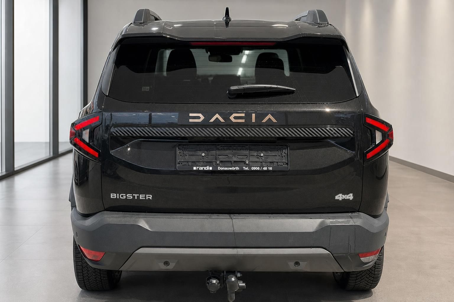 Dacia Bigster 4x4 schwarz, Heckansicht mit Bigster-Schriftzug