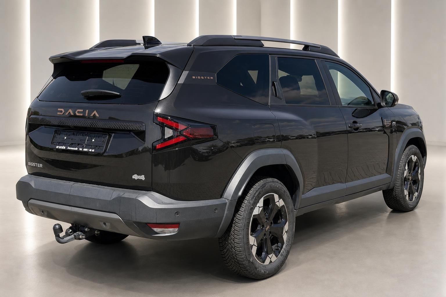 Dacia Bigster 4x4 schwarz, Heck-Seitenansicht im Studio