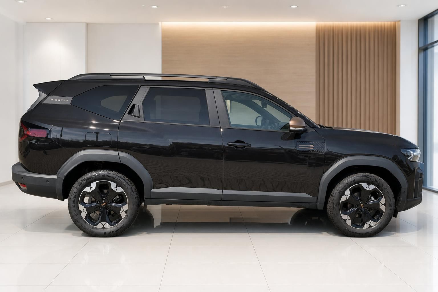 Dacia Bigster schwarz, Seitenansicht im Showroom
