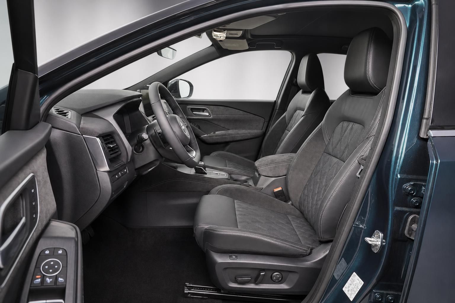 Innenraum Nissan Qashqai mit schwarzen Ledersitzen und Cockpit