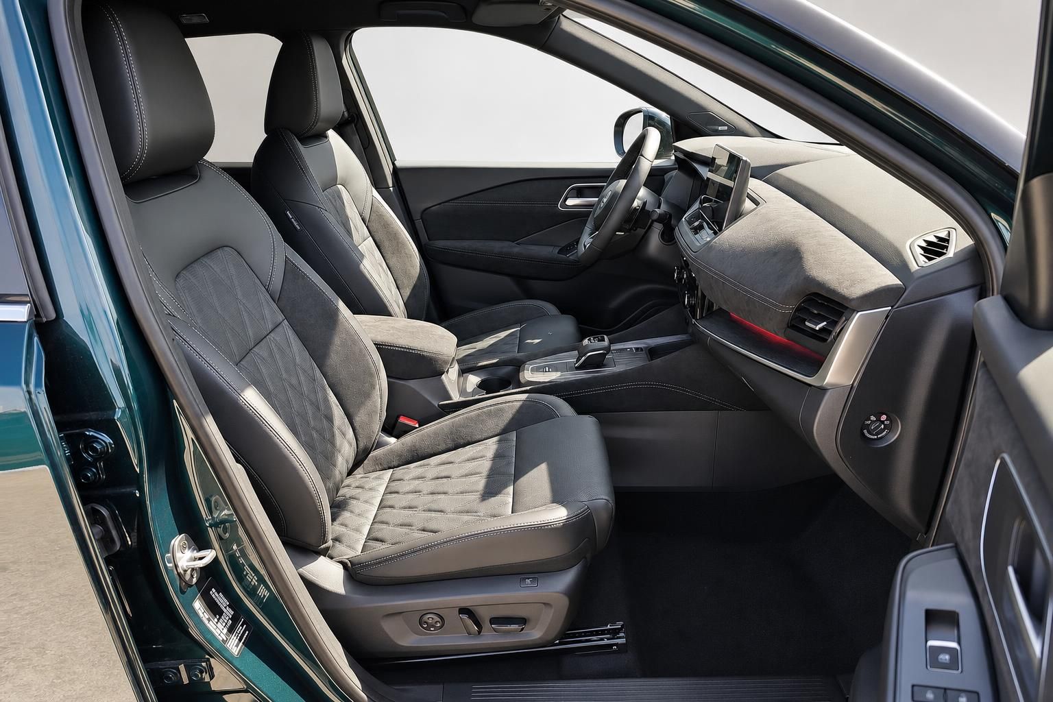 Fahrzeuginnenraum mit Sitzen und Armaturenbrett, Nissan Qashqai grün