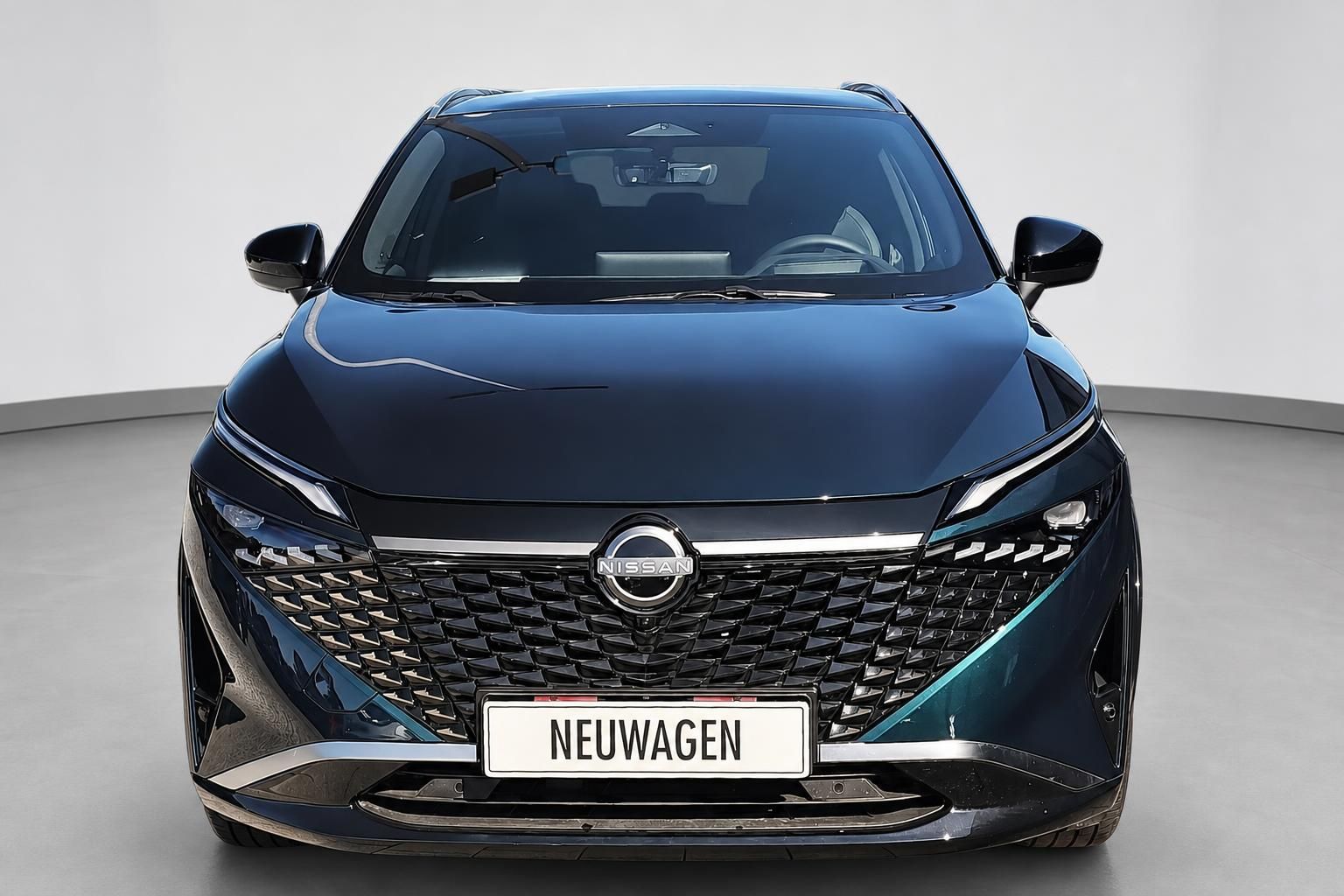 Nissan Qashqai Frontansicht mit Kühlergrill und Neuwagen-Kennzeichen