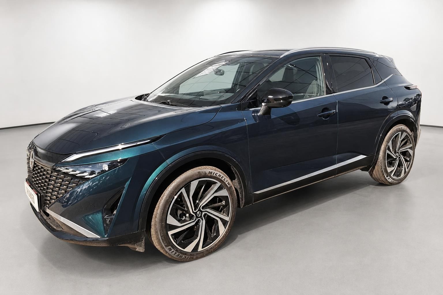 Nissan Qashqai Neuwagen, seitliche Frontperspektive in Blau