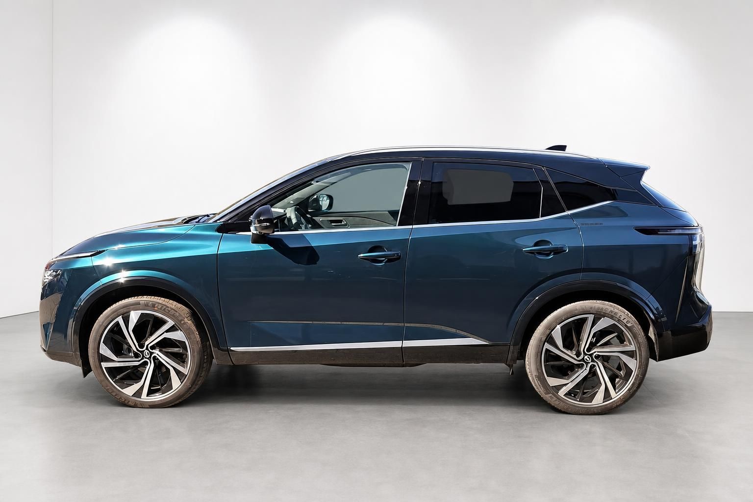 Nissan Qashqai Seitenansicht in Blau-Metallic im Fotostudio