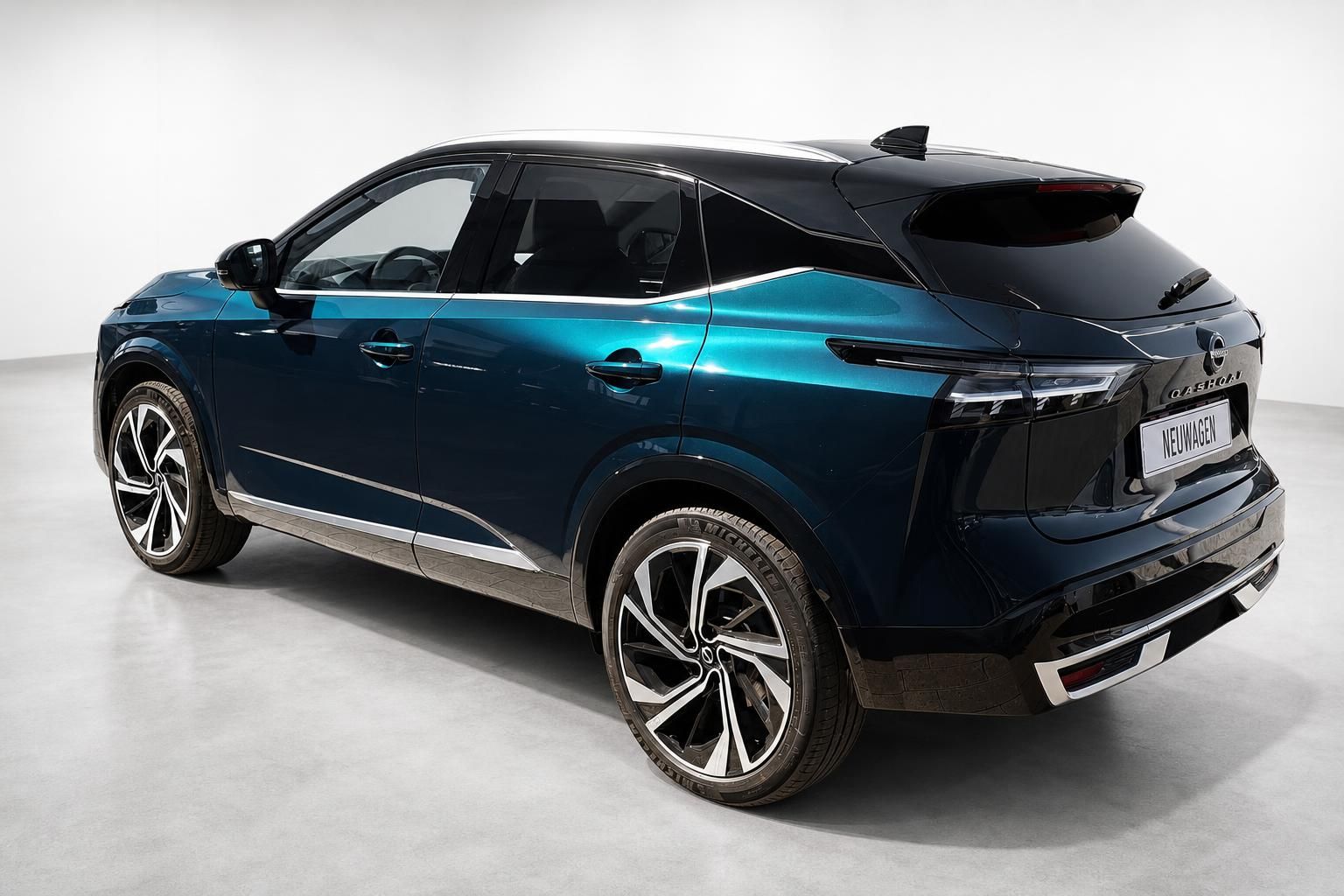 Nissan Qashqai Heckansicht schräg, blaue Lackierung, Neuwagen