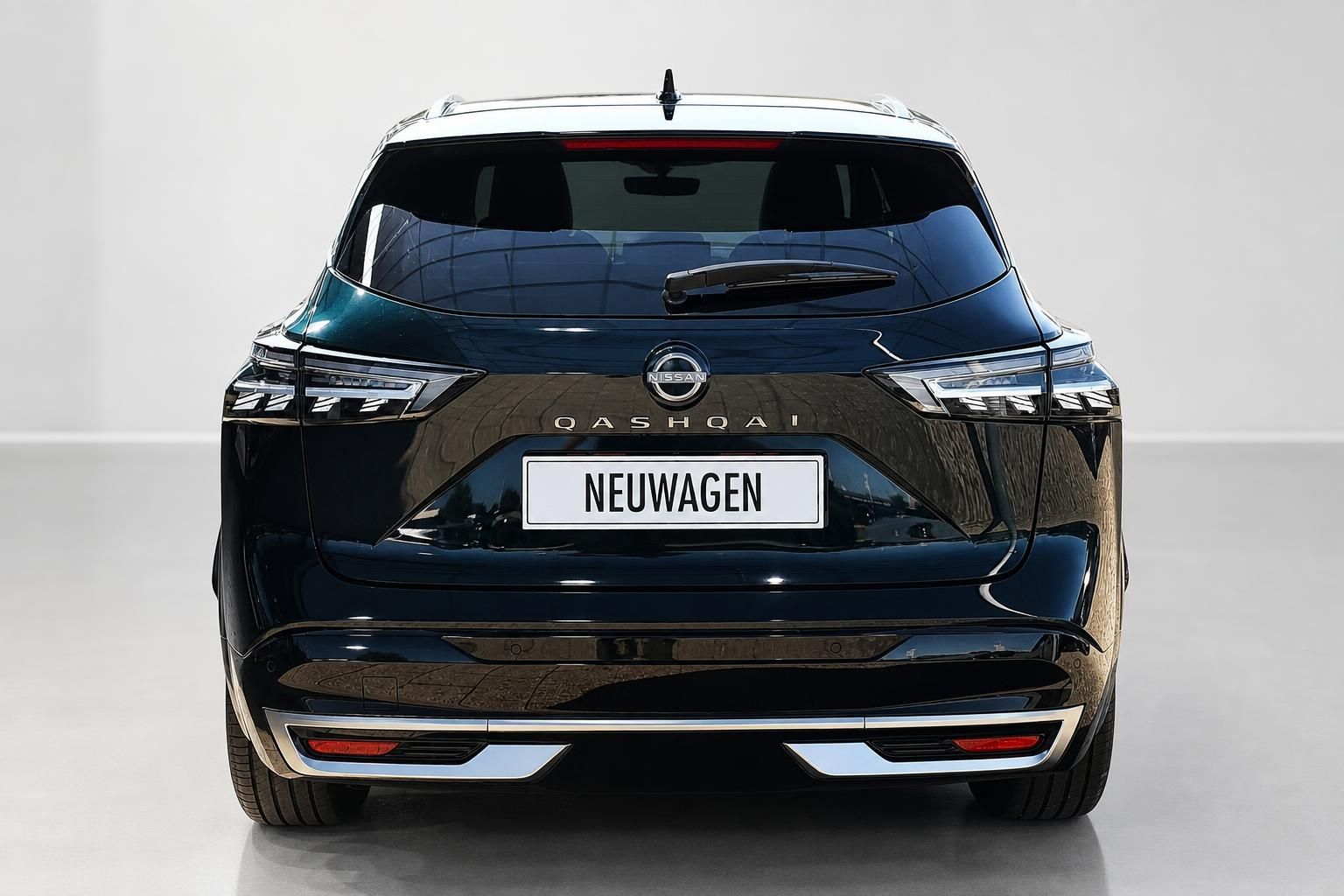 Nissan Qashqai in Schwarz, Heckansicht frontal im Studio