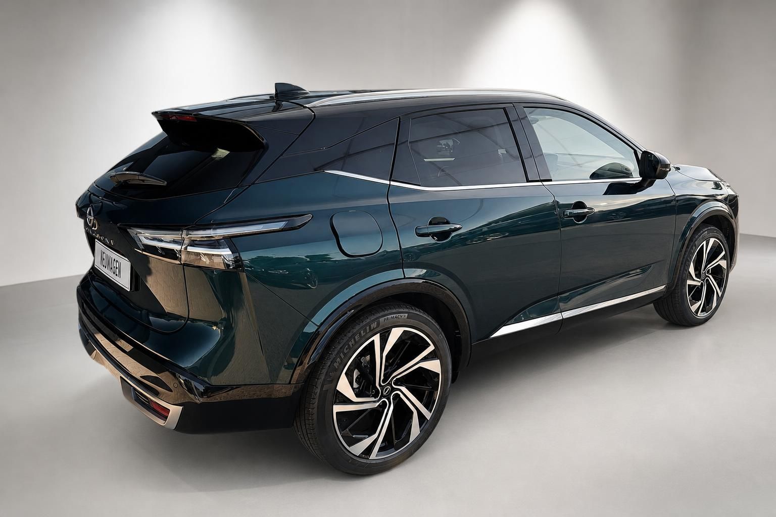 Nissan Qashqai in Dunkelgrün, Heckansicht schräg im Studio
