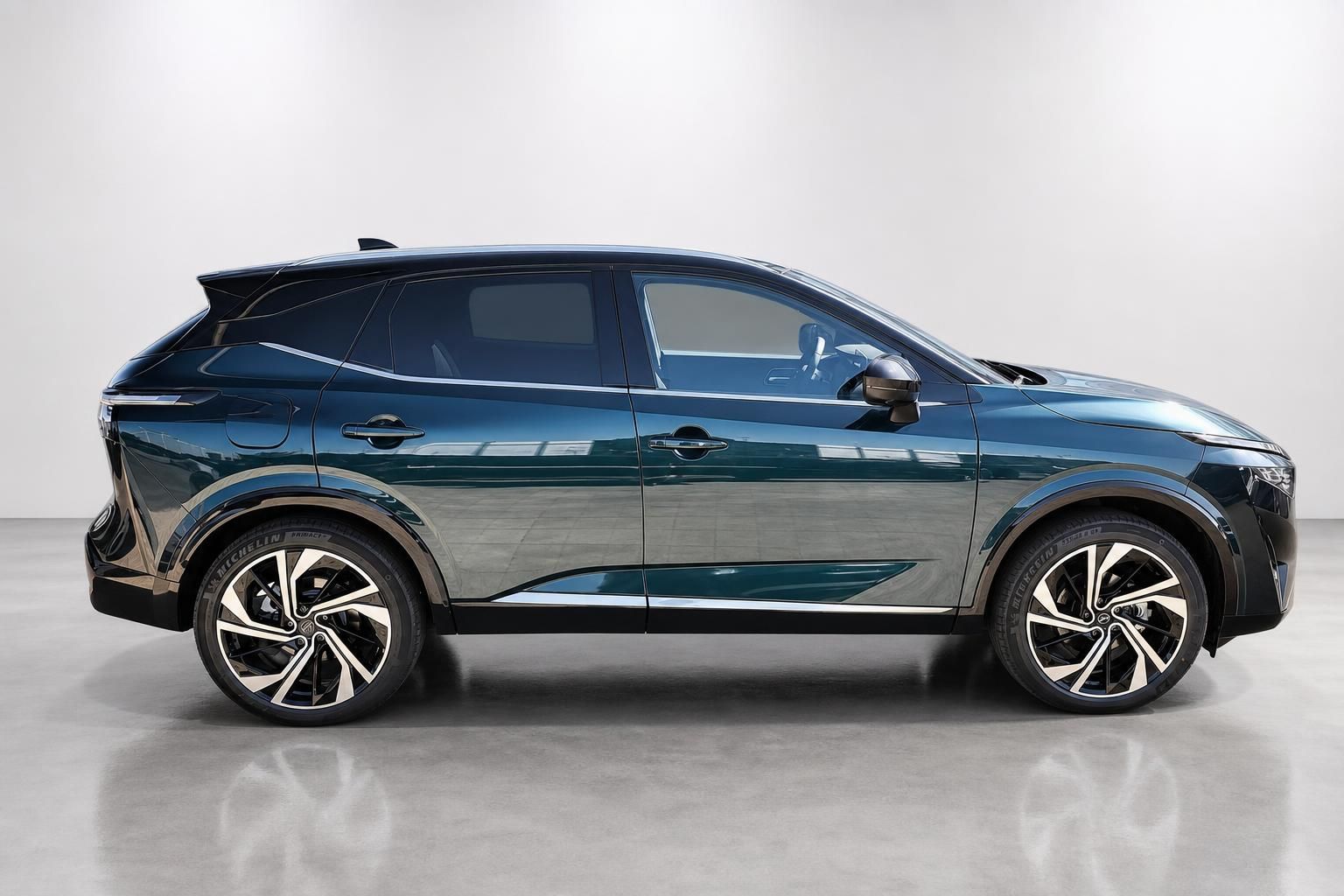 Nissan Qashqai in Dunkelgrün, Seitenansicht im Studio