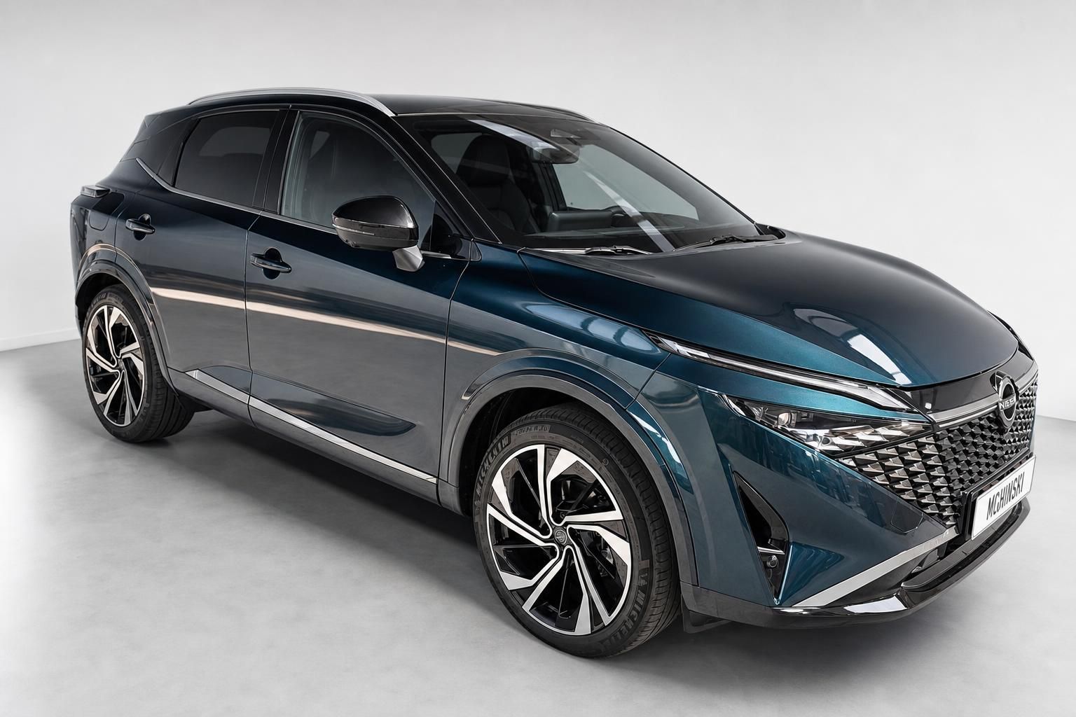 Nissan Qashqai in Blau-Grau, Frontansicht schräg im Studio