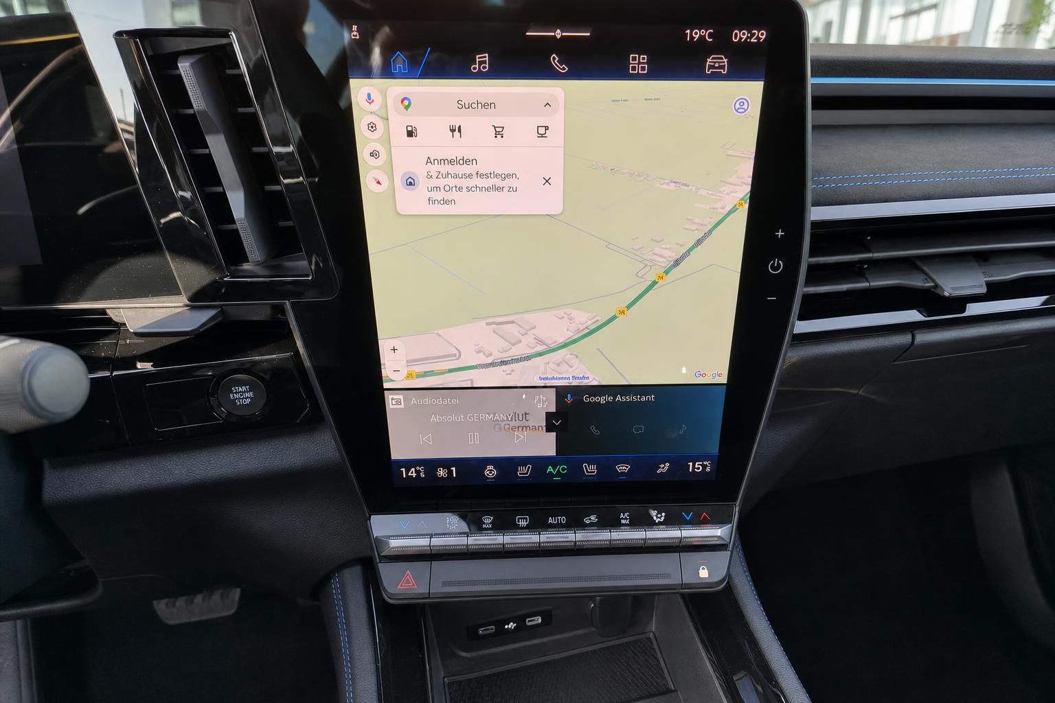 Infotainment-Touchscreen mit Navigation im Fahrzeug-Cockpit