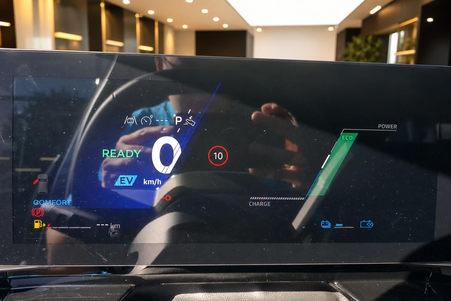 Digitales Cockpit eines Elektrofahrzeugs mit EV-Anzeige und Ladestandsbalken
