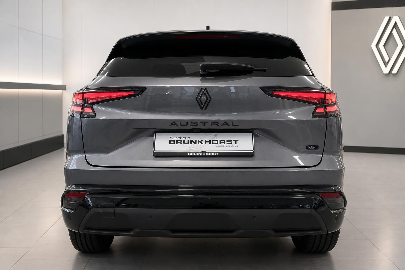Renault Austral in Grau, Heckansicht im Autohaus Brunkhorst
