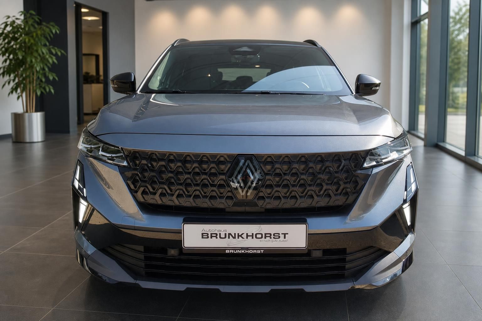 Renault Austral in Blau, Frontalansicht im Autohaus Brunkhorst