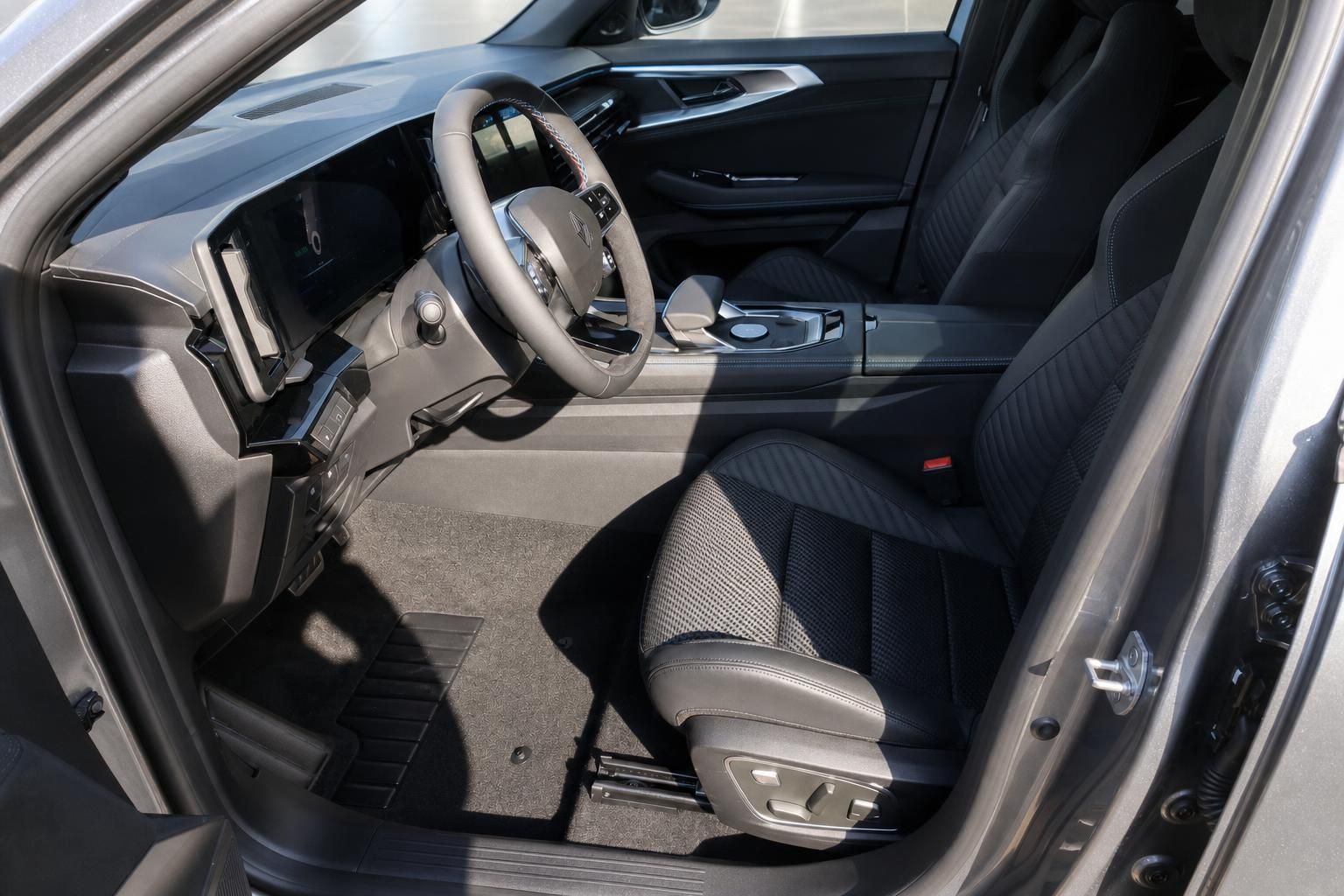 Innenraum Renault Austral mit Cockpit und Vordersitzen im Detail