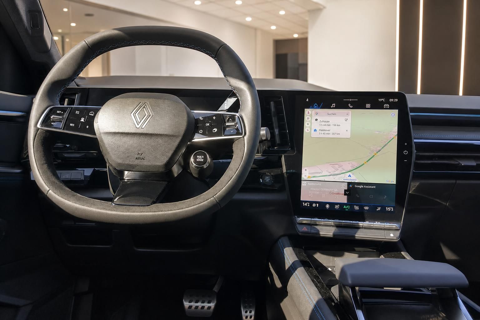 Renault Austral Cockpit mit Lenkrad und Touchscreen Navigation