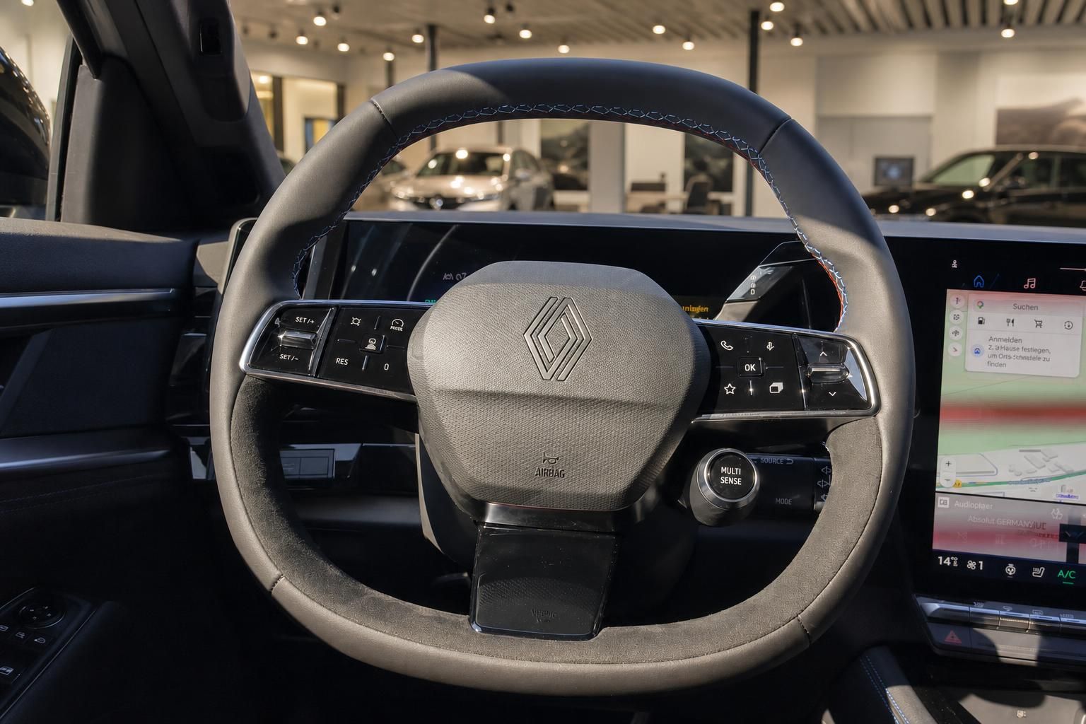 Renault Lenkrad mit Multifunktionstasten und Cockpit-Display im Innenraum