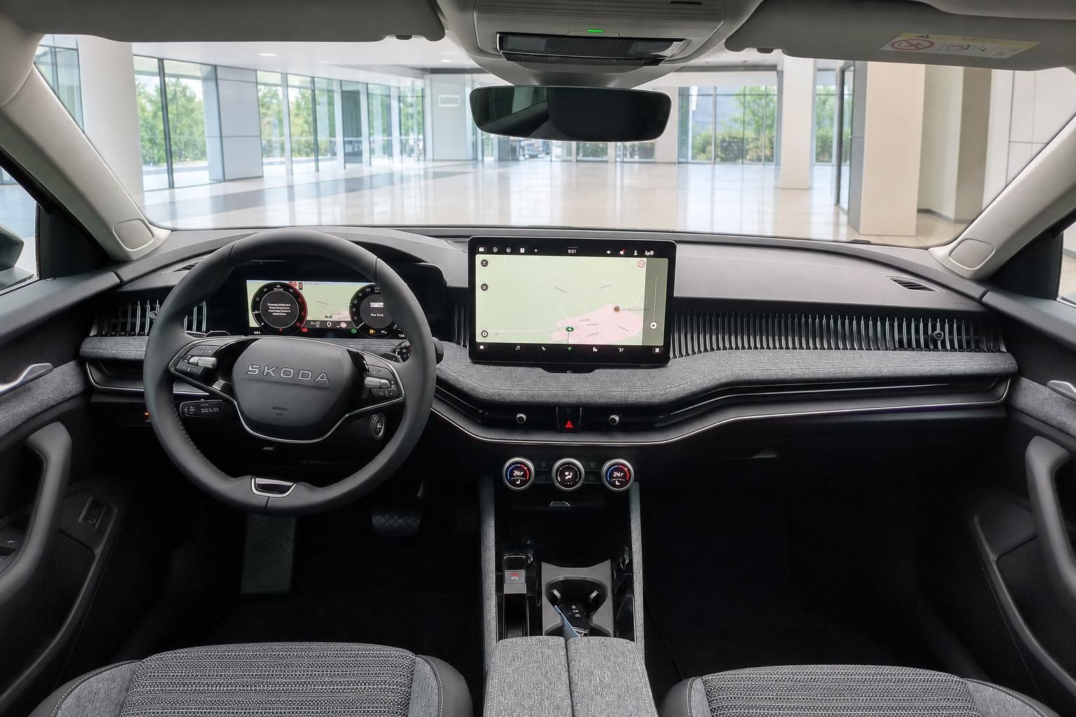 Skoda Armaturenbrett mit digitalem Display und Klimaanlage Frontalansicht