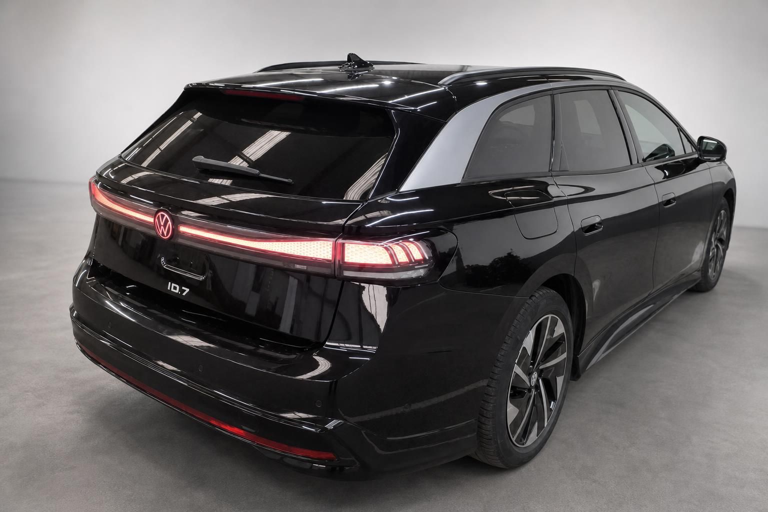 VW ID.7 Tourer schwarz Heckansicht mit LED-Leuchtband