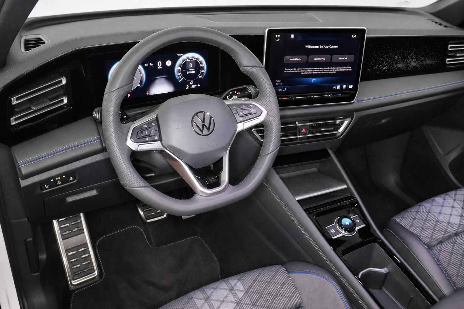 VW Cockpit mit Lenkrad, digitalem Tacho und Infotainment-Display