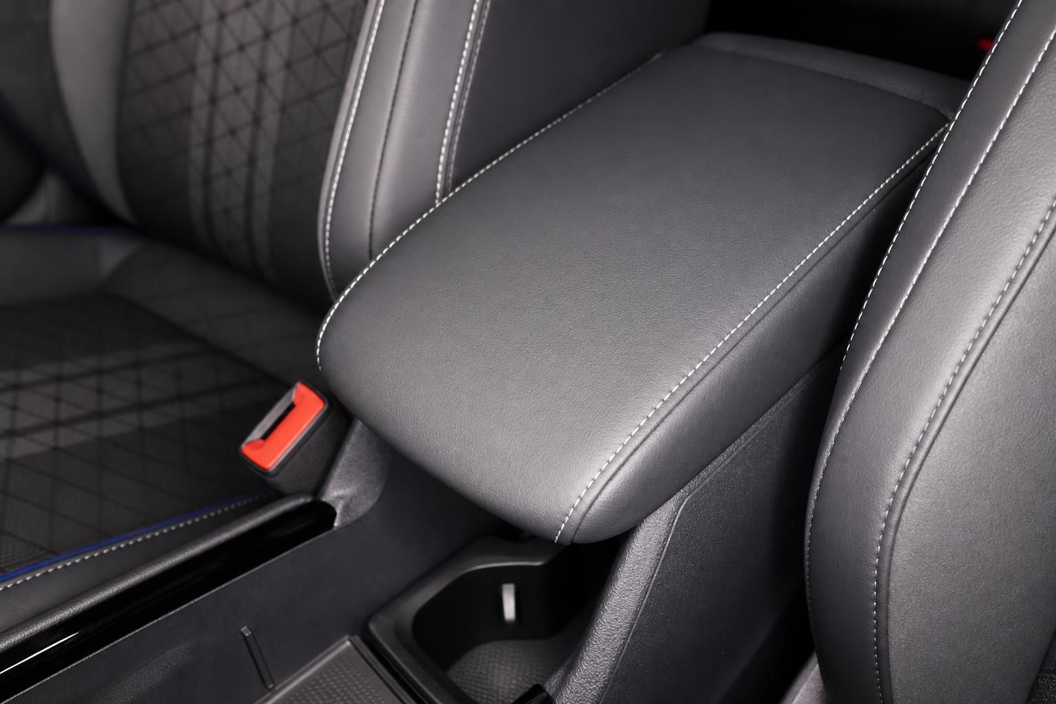 Mittelarmlehne und Ledersitze im VW Innenraum Detailansicht
