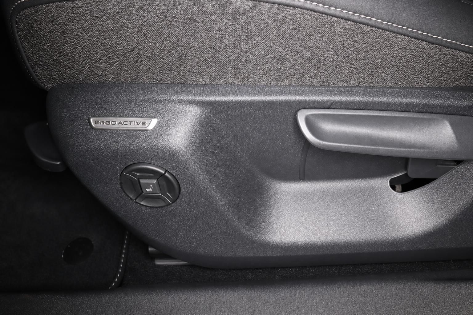 Ergo Active Sitzeinstellung und Türgriff im VW Innenraum