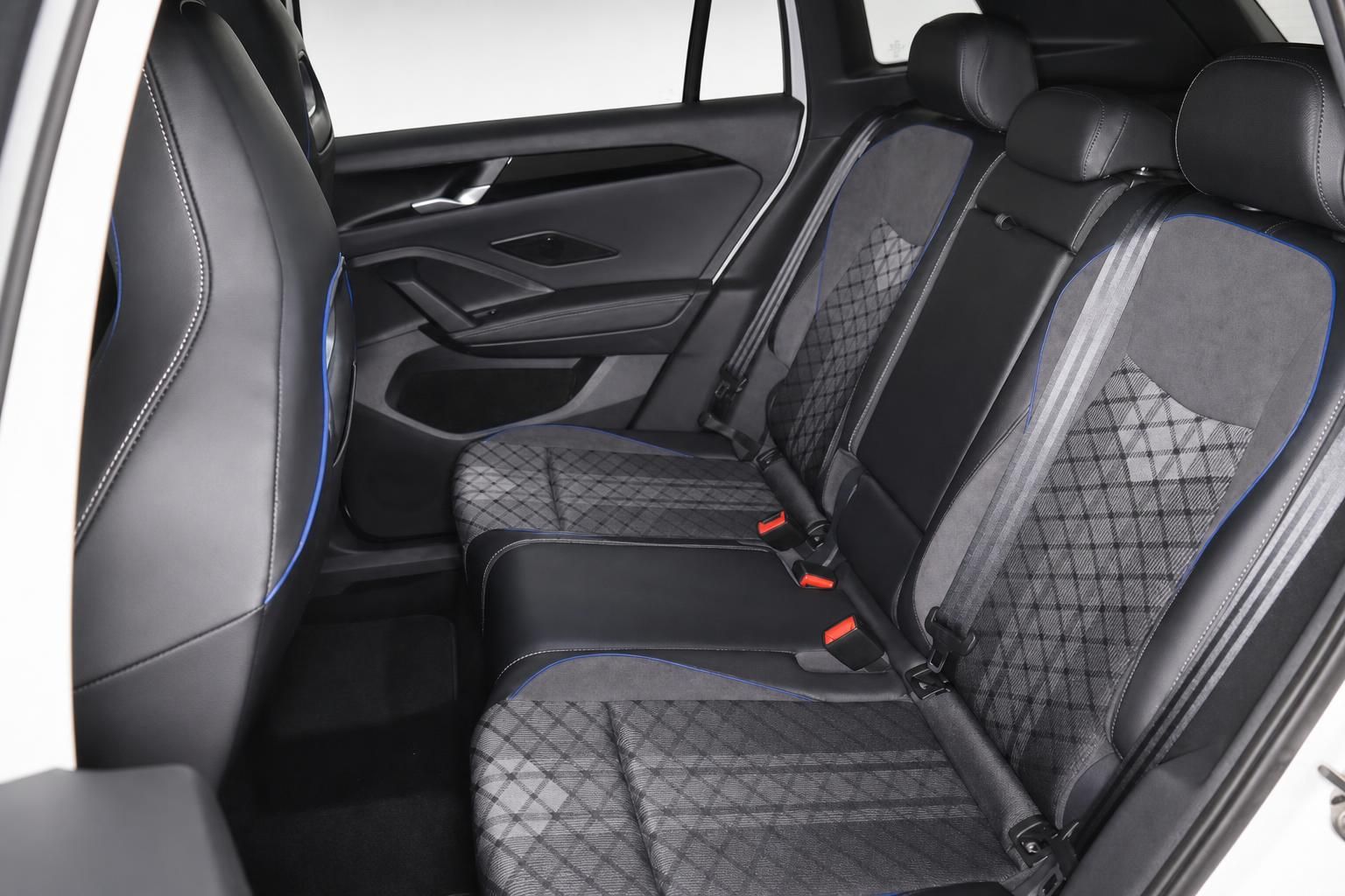 Rücksitzbank mit Lederpolstern und kariertem Stoffdesign im SUV