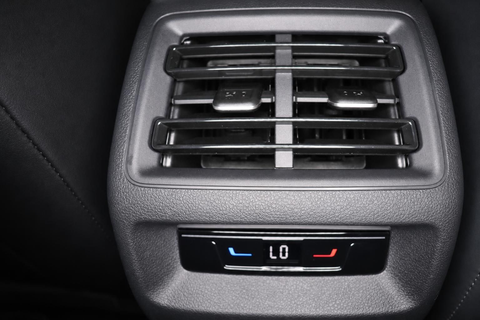 Klimaanlage Fondbereich mit Luftausströmern und Temperaturregler