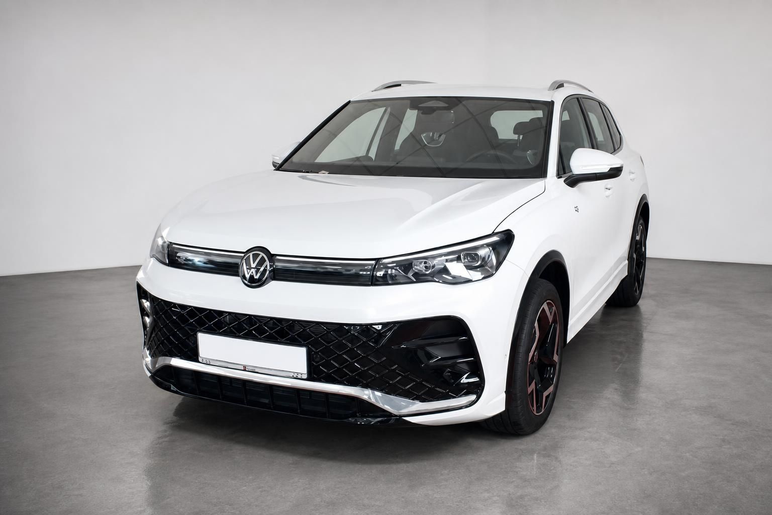 VW Tiguan weiß Frontansicht Studio