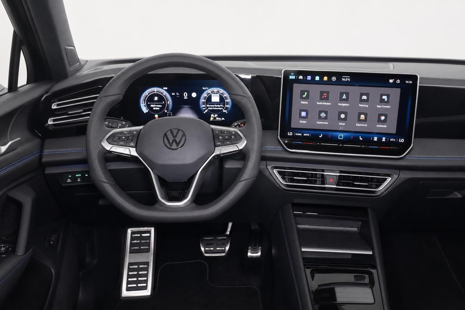 VW Tiguan Cockpit mit Lenkrad und Display