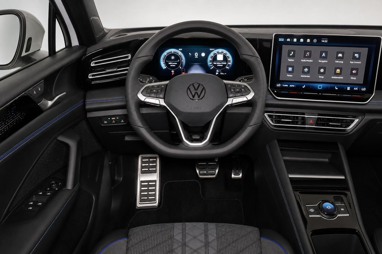 VW Cockpit mit Lenkrad, Digitaltacho und Touchscreen im Detail
