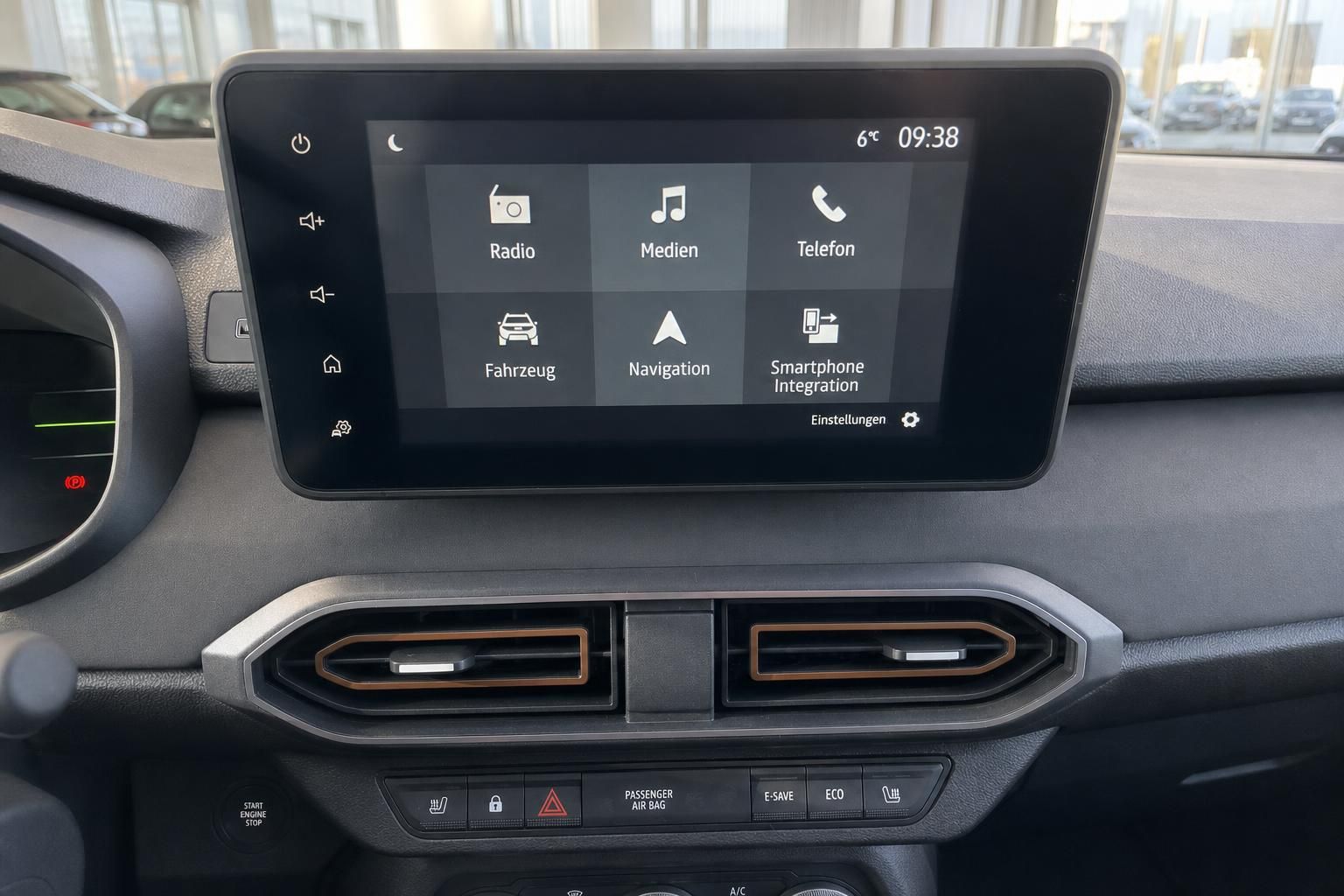 Fahrzeug Infotainment-System Display mit Navigation, Radio und Smartphone Integration