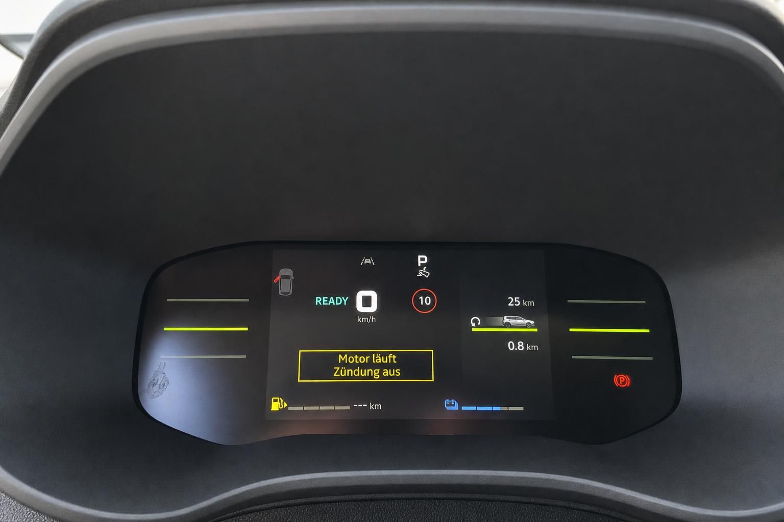 Digitales Armaturenbrett mit Fahrassistenzsystem und Geschwindigkeitsanzeige im Fahrzeugcockpit