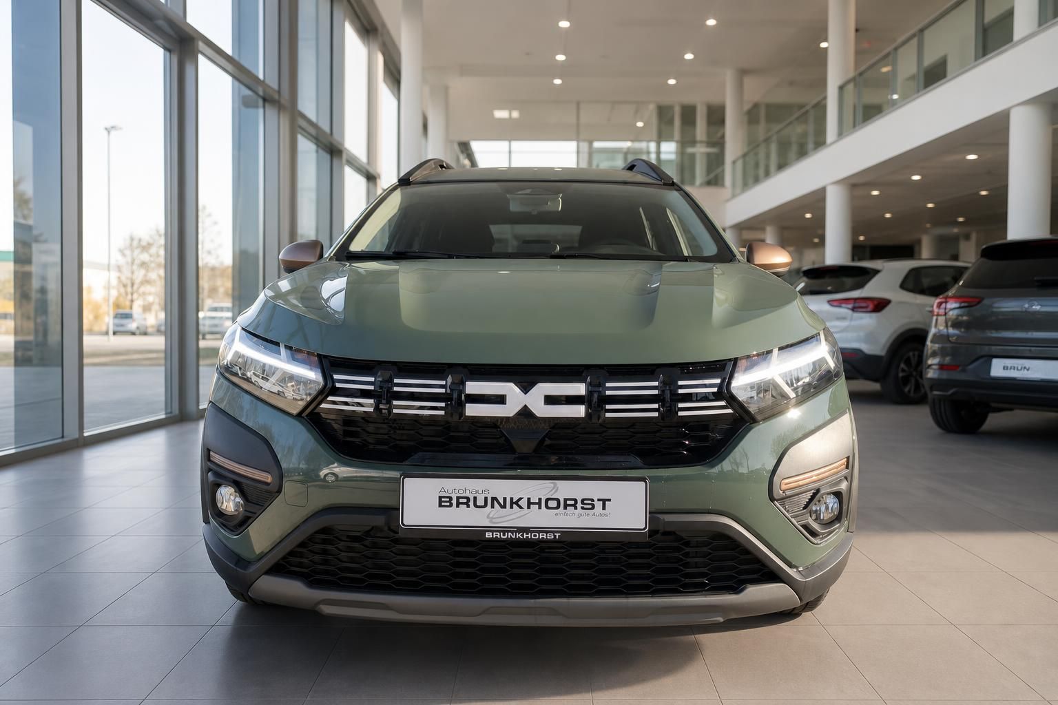 Dacia Jogger Hybrid Frontansicht mit markanter DC-Kühlergrill und LED-Scheinwerfern