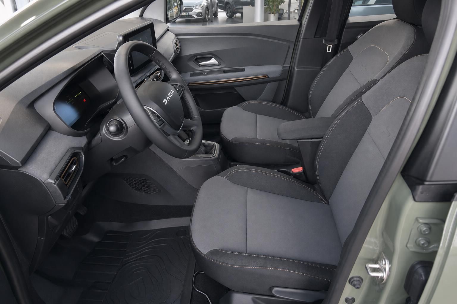 Dacia Jogger Innenraum mit grauem Stoffbezug und modernem Cockpit Design