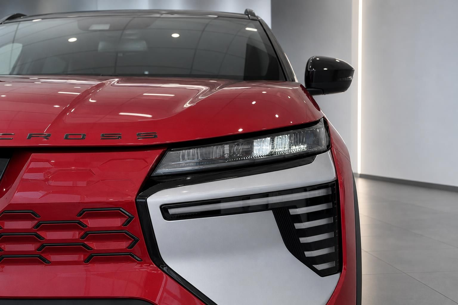 Mitsubishi Eclipse Cross roter SUV Detailaufnahme Frontscheinwerfer und Kühlergrill im Autohaus