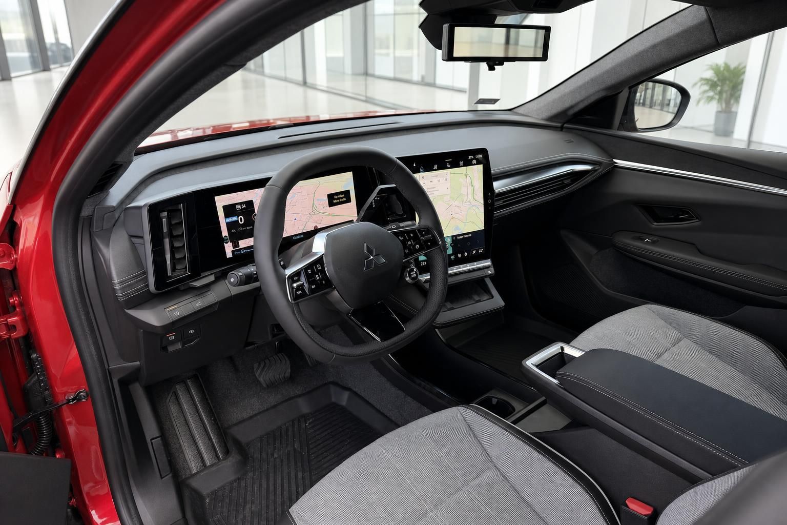 Mitsubishi Eclipse Cross Fahrerseite Innenraum mit Lenkrad, Infotainment-Display und Sitzen in Grau
