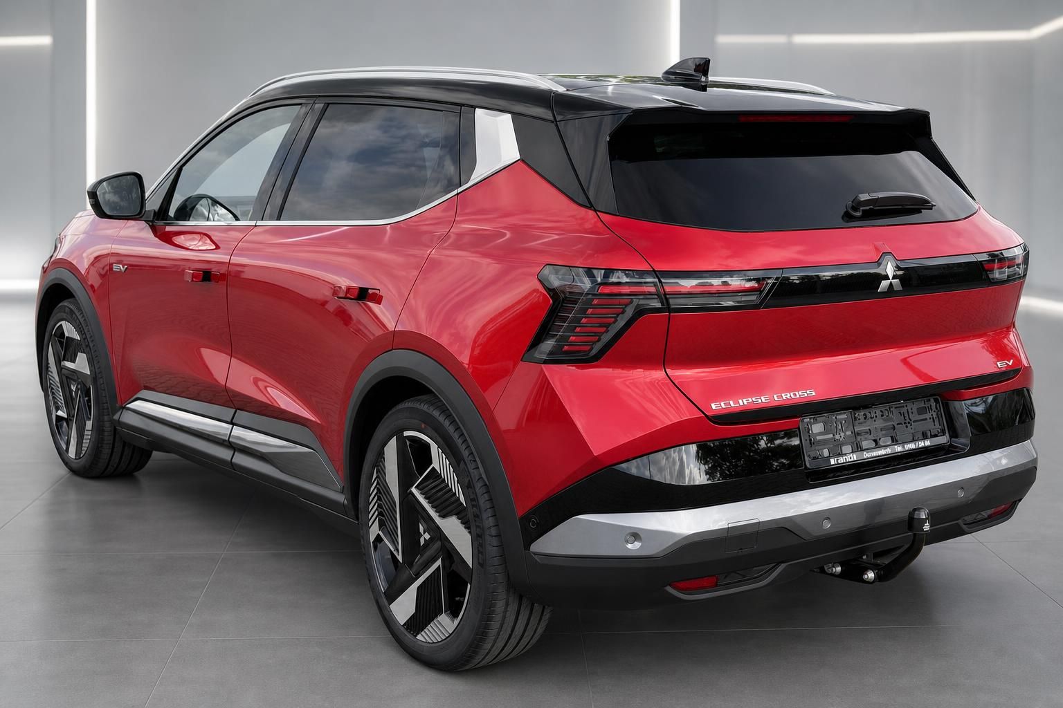 Mitsubishi Eclipse Cross EV rot – Heckansicht schräg mit Anhängerkupplung im Fotostudio