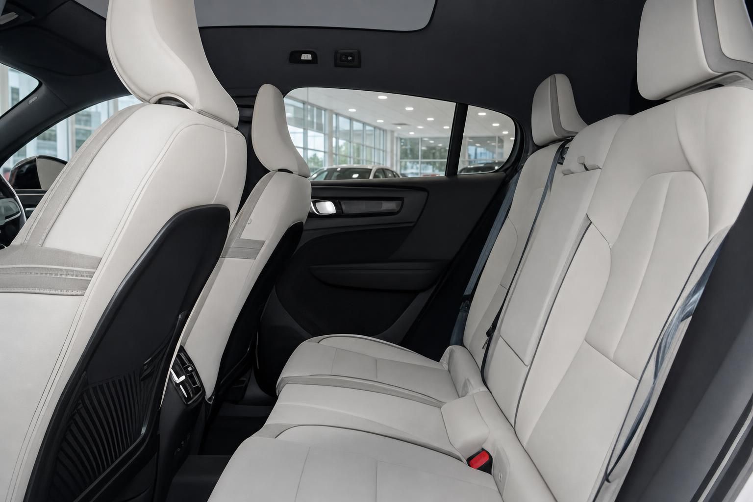 Volvo Innenraum Rücksitze in hellem Leder mit Panoramadach