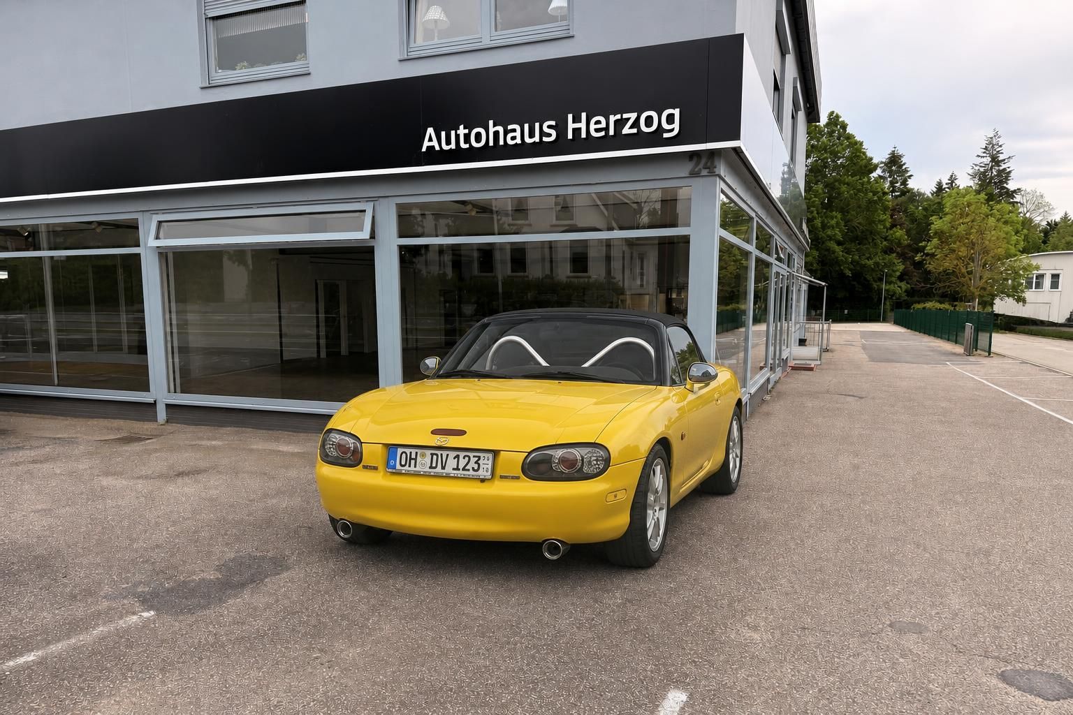 Gelber Mazda MX-5 Cabrio Roadster von hinten vor Autohaus Herzog - Sportwagen gebraucht kaufen