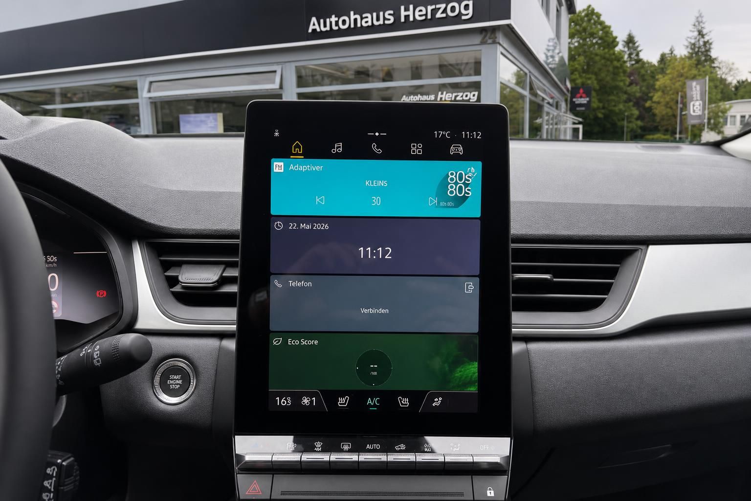 Modernes Fahrzeug-Infotainmentsystem mit Touchscreen und digitalen Anzeigen im Armaturenbrett
