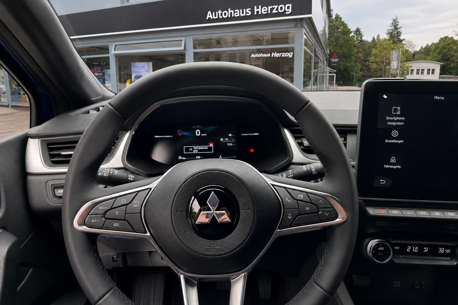 Mitsubishi Lenkrad mit Multifunktionstasten und digitalem Kombiinstrument dahinter