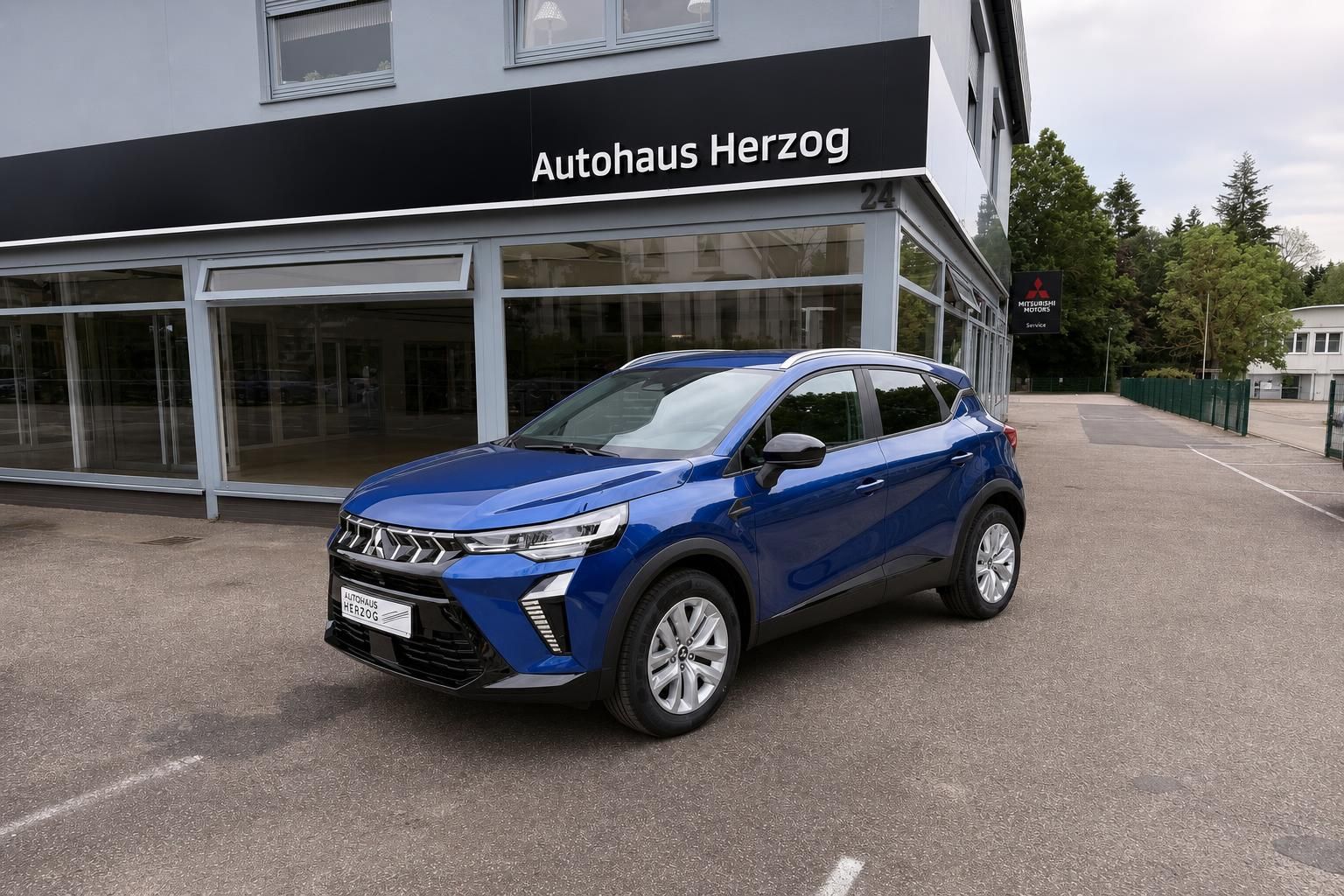 Mitsubishi ASX blauer Crossover SUV Frontansicht vor Autohaus Herzog