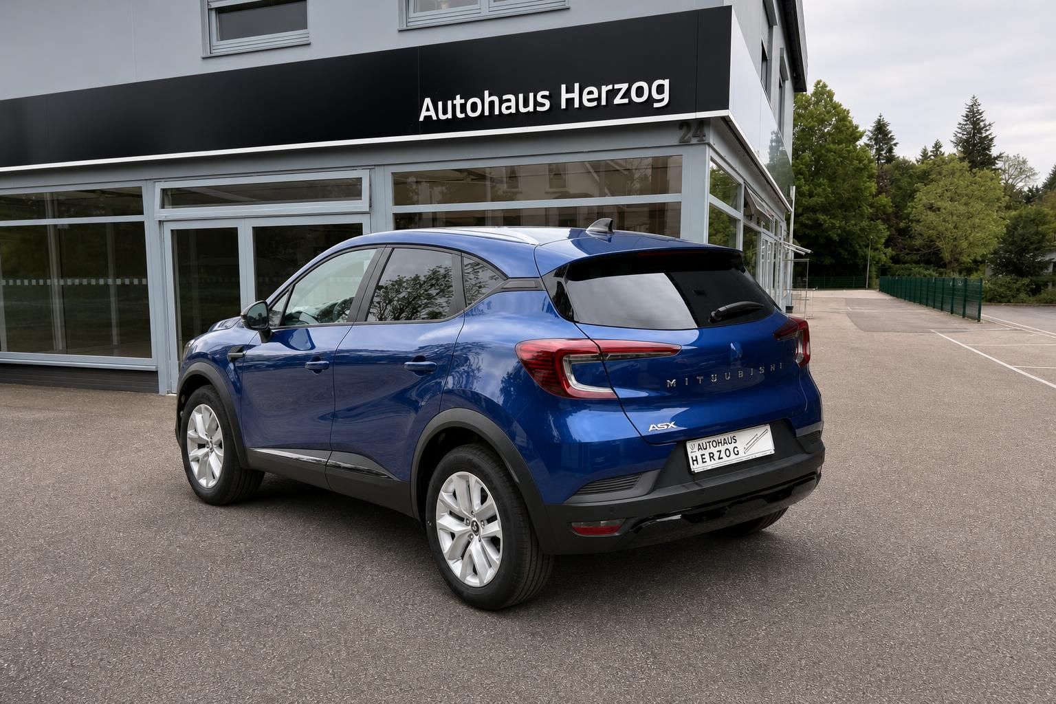 Mitsubishi ASX blauer SUV schräge Heckansicht vor Autohaus Herzog