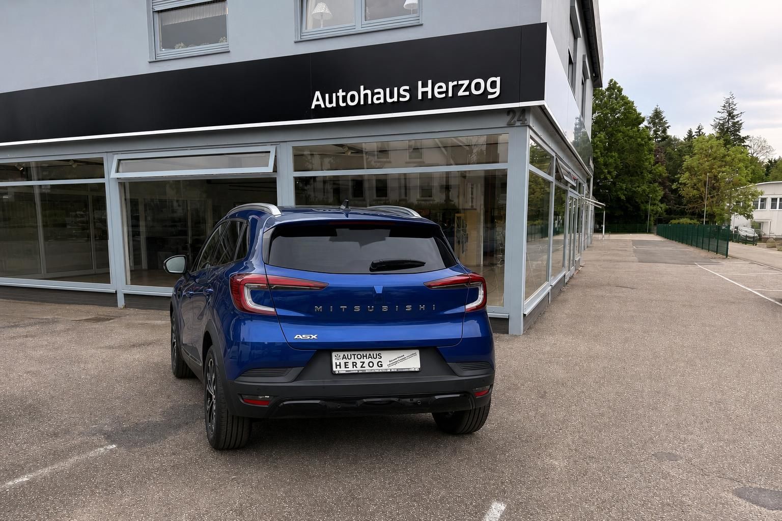 Mitsubishi ASX blauer SUV Heckansicht gerade vor Autohaus Herzog