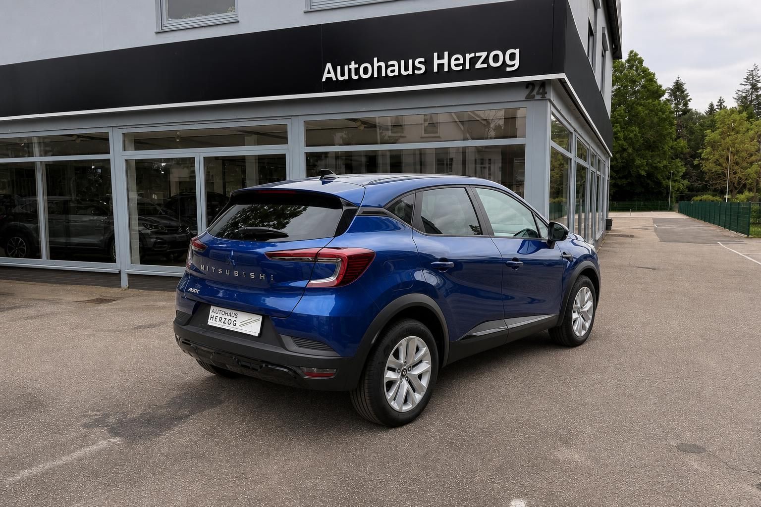 Mitsubishi ASX blauer SUV Heckansicht vor Autohaus Herzog